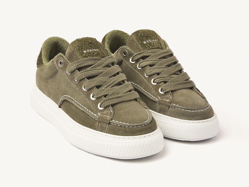 Men’s sneakers strengthen greens, gum soles and low profiles