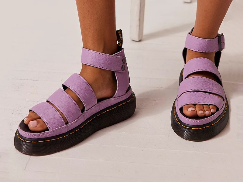 True to its style, DR. MARTENS presents new proposals in slides and sandals