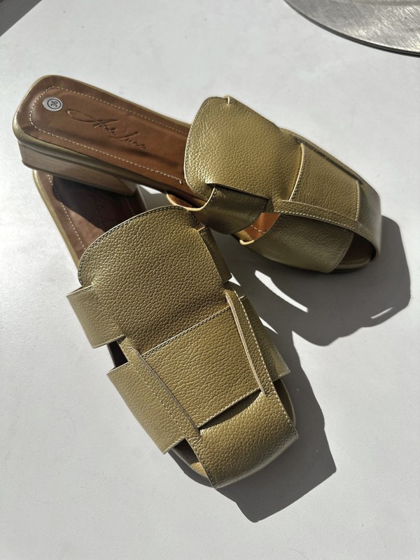 CHANCLAS FAJAS ARTESANALAES MUJER TENDENCIA CALZADO MARROQUINERIA BOLSOS CARTERAS PRIMAVERA VERANO 2026 SERMA 1587E085DD4-8DE1-445C-B640-5303821D.jpg Tiras y hebillas estructuran capelladas para sandalias