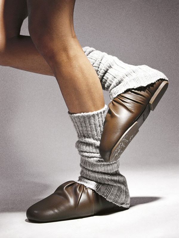 Low shoes with visible linings and soft volumes