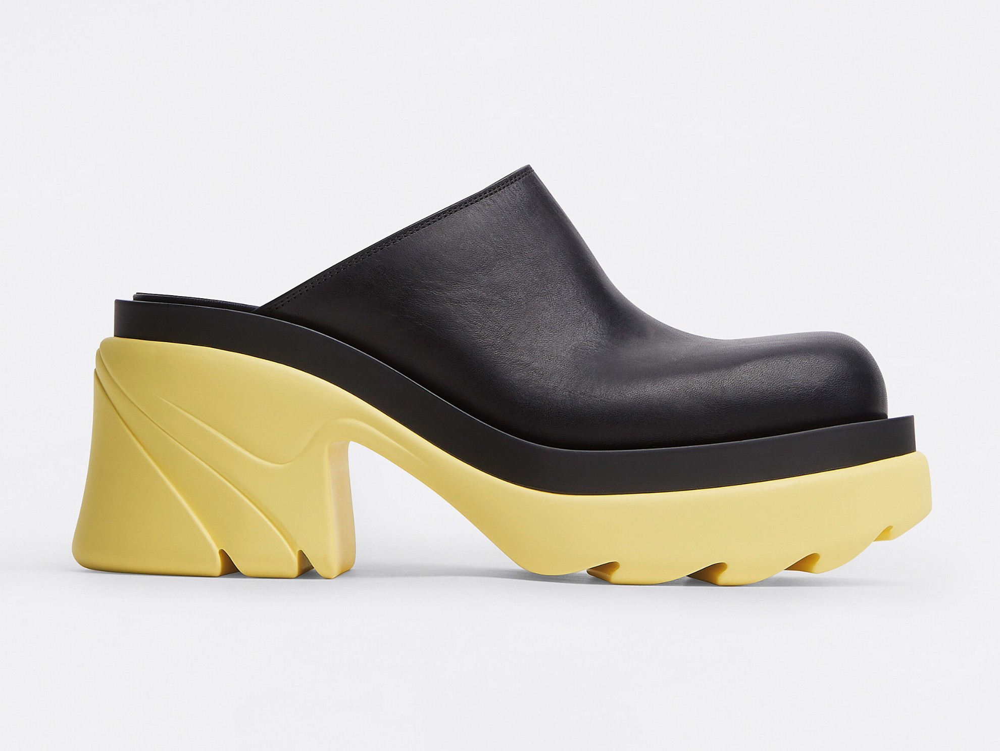 Bottega Veneta clogs: minimalism and colors for an elegant design