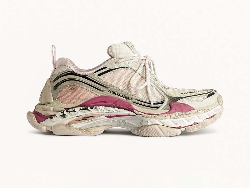 Sneakers chunky refuerzan volumen, suelas y capas técnicas