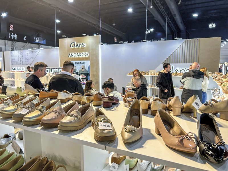 In a highly complex environment, footwear manufacturers renew their product offerings for the upcoming season.