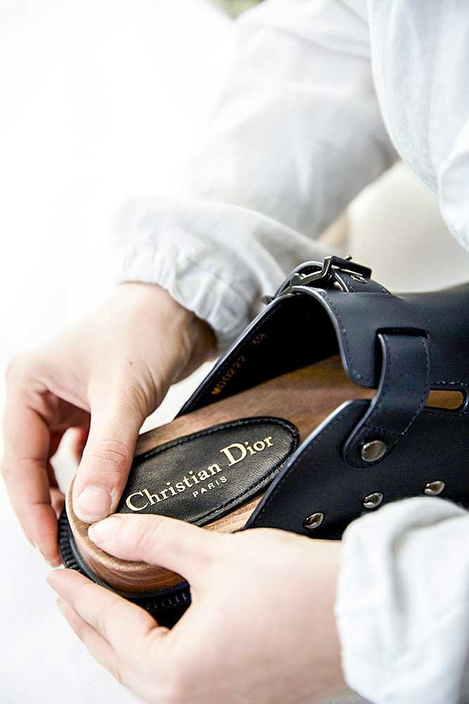 ÚNICOS. Los zuecos de DIOR con suela híbrida: madera y caucho TR