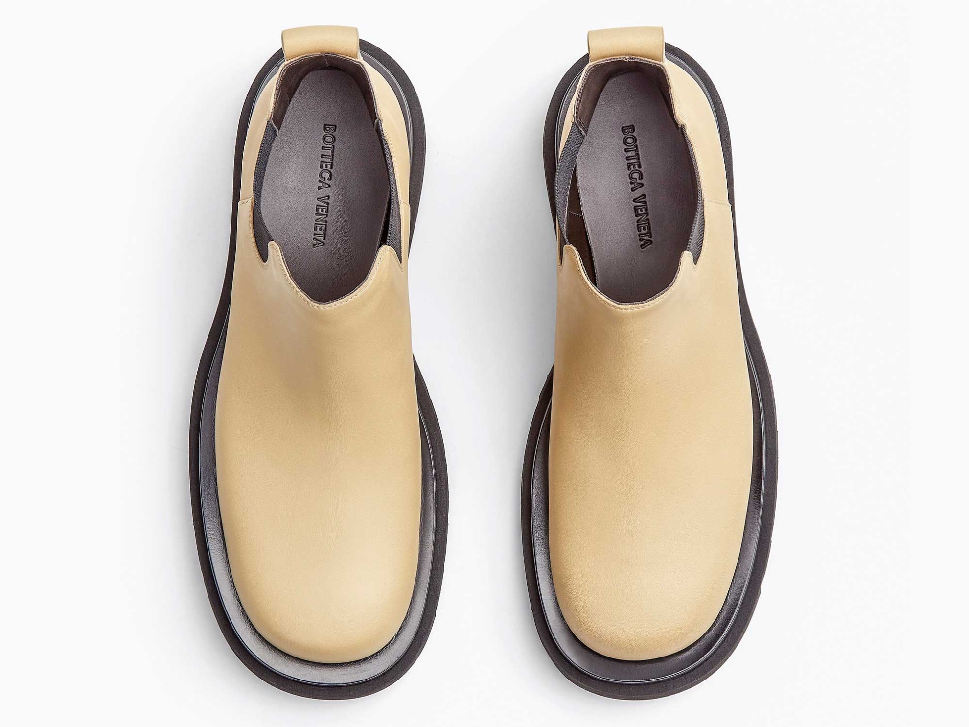 Previous model seen from above, where it describes the silhouette and shapes of the last, and highlights the perimeter base on the sole. BOTTEGA VENETA: Next winter booties?