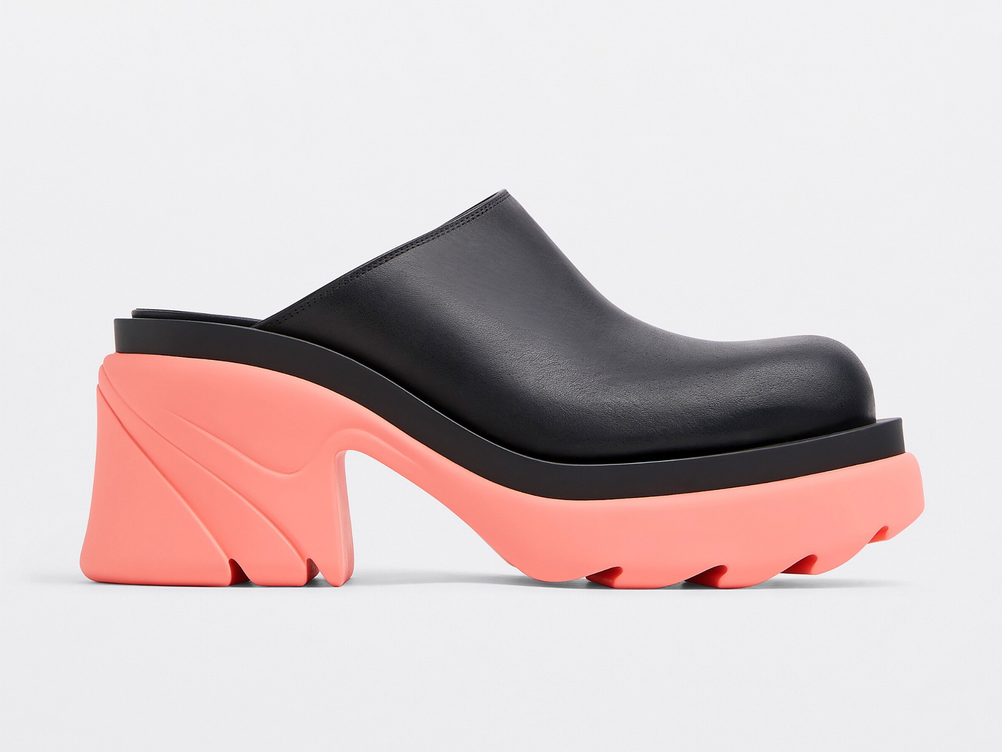 Bottega Veneta clogs: minimalism and colors for an elegant design