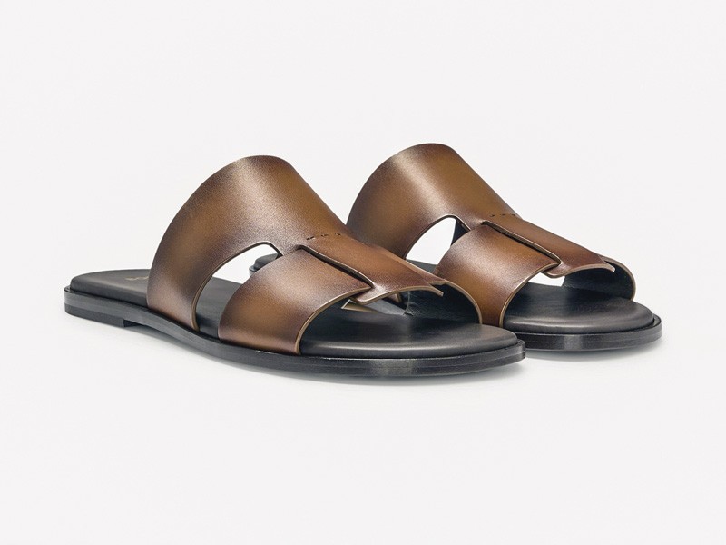 Chanclas urbanas combinan fajas, hebillas y cruces