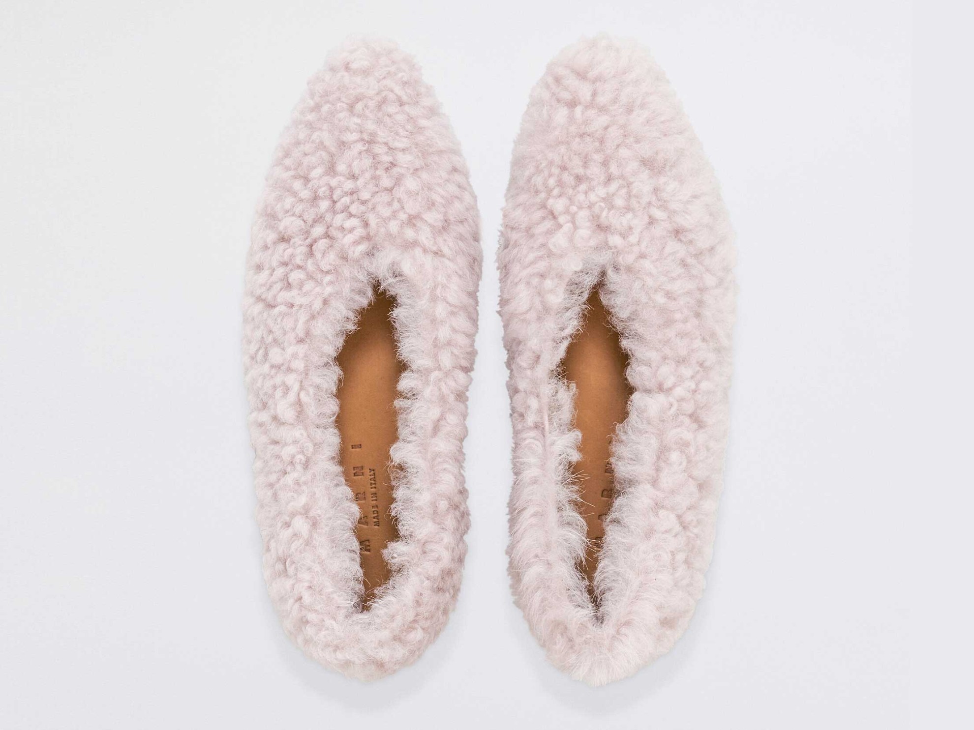 LATEST FASHION! Shearling shoes: the lambskin shoes that are trending in Europe
