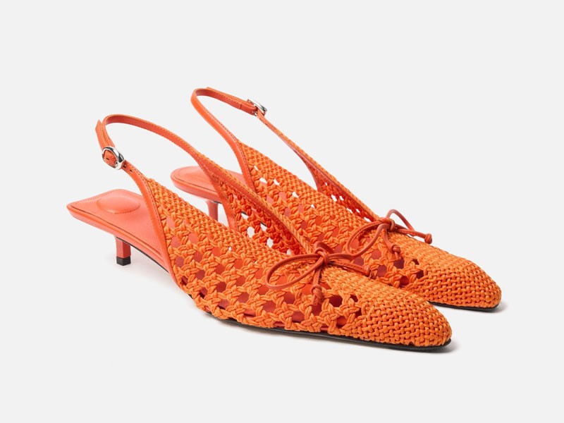 Back-strap slingback with pointed toe, low heeland open weave; a mix of lightness and romantic detail (bow) within the shifttoward fine lines for Spring-Summer 2026/27. SERMA previews | Footwear fashion spring–summer 2026/27: goodbye chunky, welcome slim!