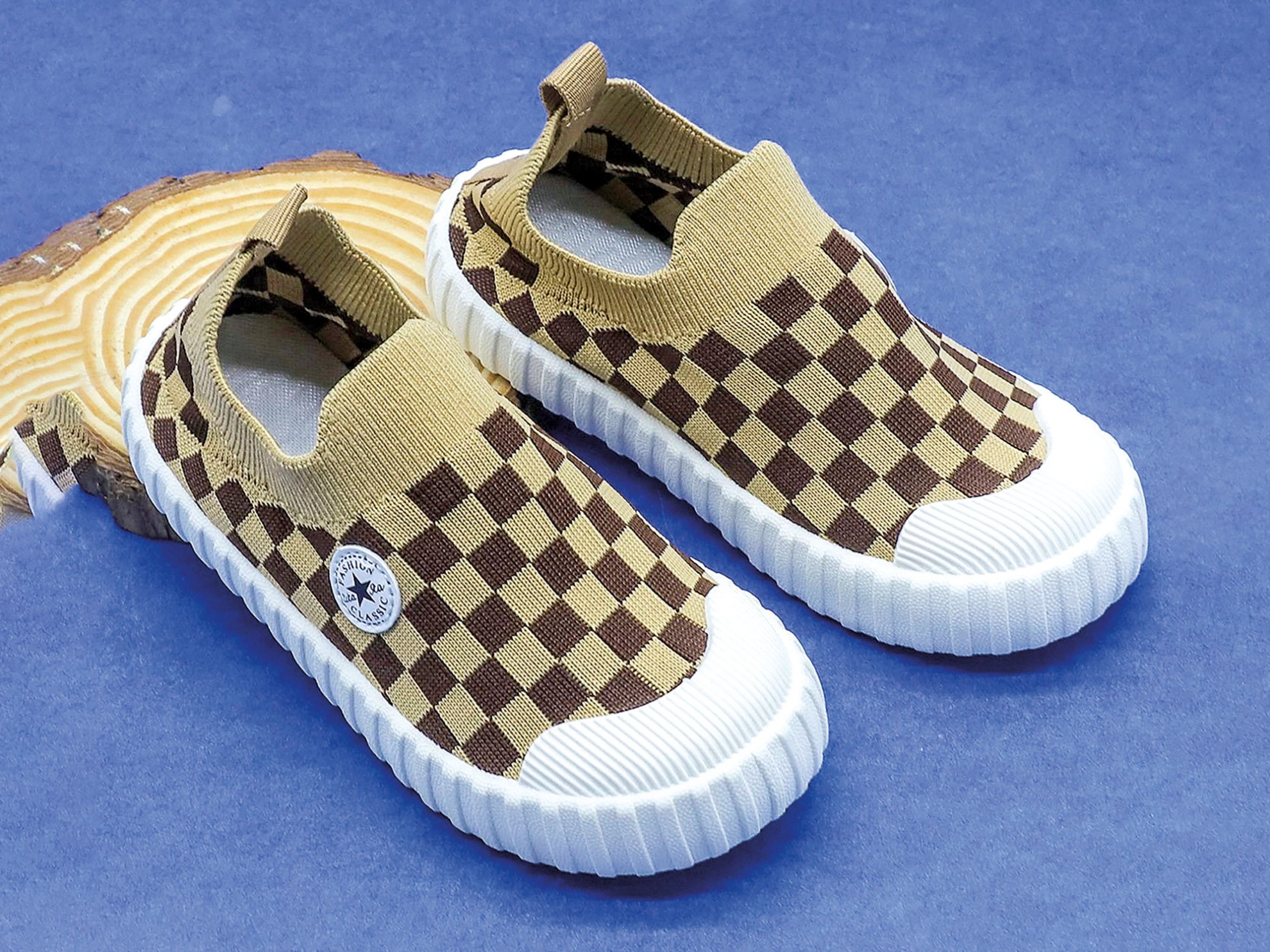 Closed children's shoes: comfortable and fun