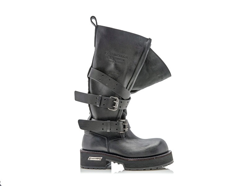 BOTAS BIKER MUJER TENDENCIAS OTOÑO INVIENRO 2026 SERMA 156balenciaga-black-venom-boot.jpg Botas biker con correas, hebillas y suela track