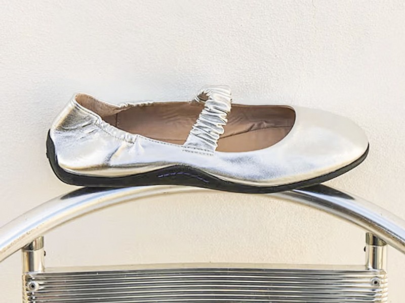 BALLERINAS BALERINAS MARY JANE GUILLERMINAS MUJER TENDENCIA CALZADO MARROQUINERIA BOLSOS CARTERAS PRIMAVERA VERANO 2026 SERMA 158 0e4a6b0e90b311a03ef72506bbe31a2d85980f24-1080x1350.jpg Mary Jane ballerinas reshape toplines across the instep