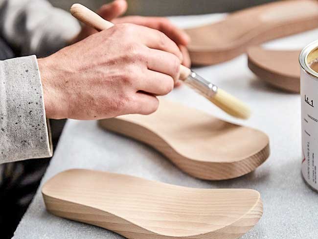 UNIQUE. DIOR clogs with a hybrid sole: wood and TR rubber