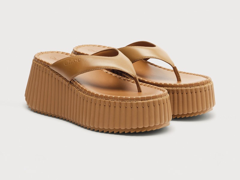 PLATAFORMAS MUJER CALZADO TENDENCIA PRIMAVERA VERNAO 2026 2027 SERMA167P01188299.jpg Plataformas femeninas elevan tramas, bases y volumen