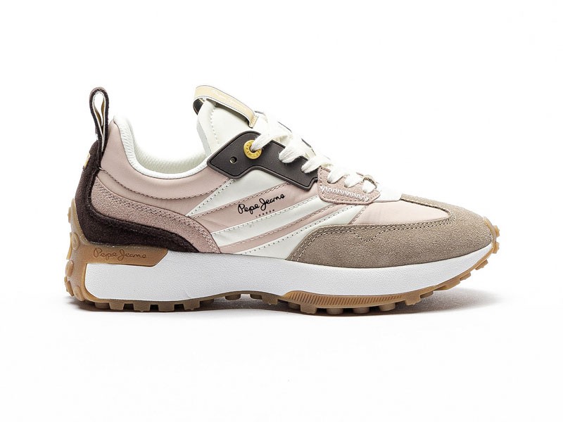 Chunky sneakers: More stylized