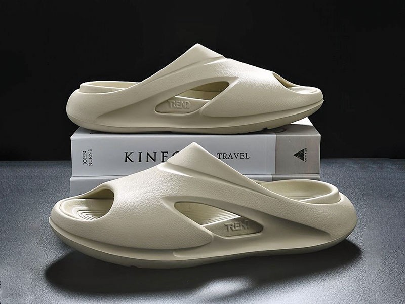 CHANCLAS INYECTADAS MUJER CALZADO TENDENCIA PRIMAVERA VERNAO 2026 2027 SERMA1677342d2f7e7a670600069f32fd7d45932.jpg Injected women’s footwear explores volume and molded forms
