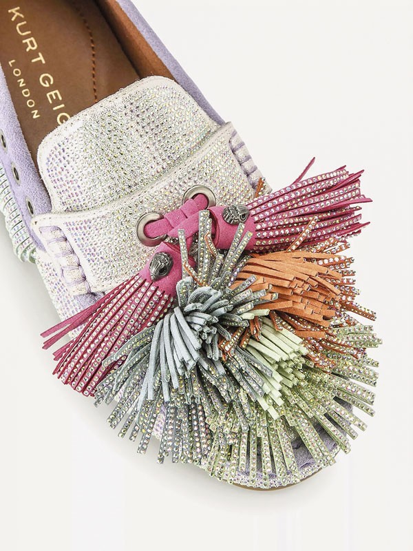 Mocasines folk combinan flecos, lazos y una paleta tierra