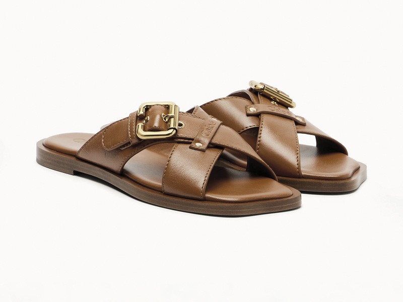 CHANCLAS SANDALIAS MUJER CALZADO TENDENCIA PRIMAVERA VERNAO 2026 2027 SERMA167P01133657.jpg Hardware transforms sandals through buckles, studs and crossings