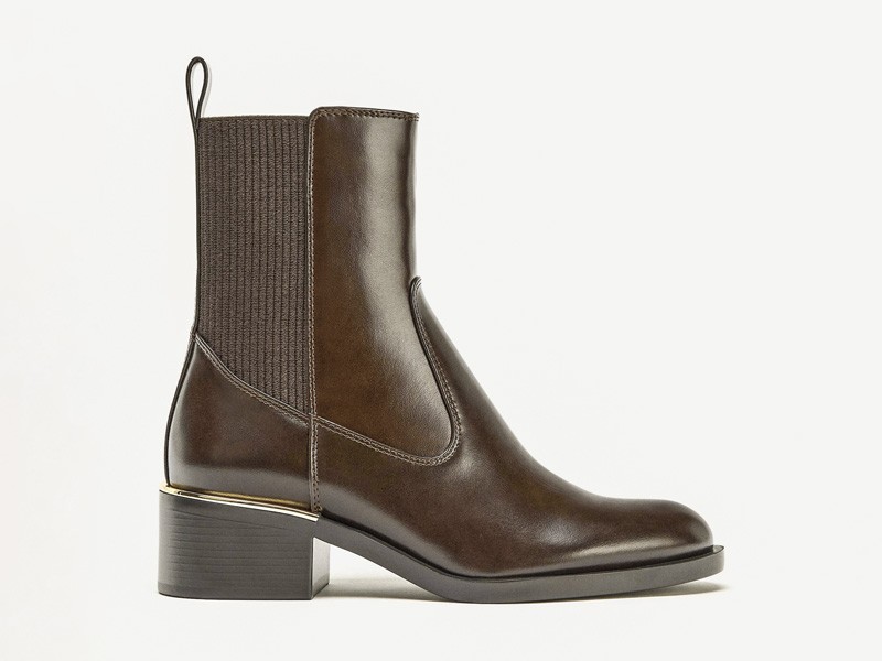 BOTINETAS BOTAS TENDENCIA CALZADO TEMPORADA OTOÑO INVIERNO 2027 SERMA 159 12151610700-e1.jpg Las botas Chelsea femeninas alternan perfiles sobrios y robustos