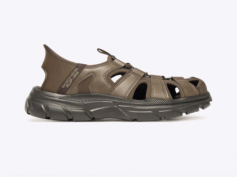 Sandalias masculinas combinan tiras, calados y fondos robustos