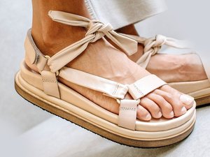 CALZADO-ZAPATO-MUJER-SANDALIAS-FLAT-MODA-FOOTWEAR-SHOES-WOMAN-FASHION-SERMA-tied-together-stone-beige-sandal.jpg