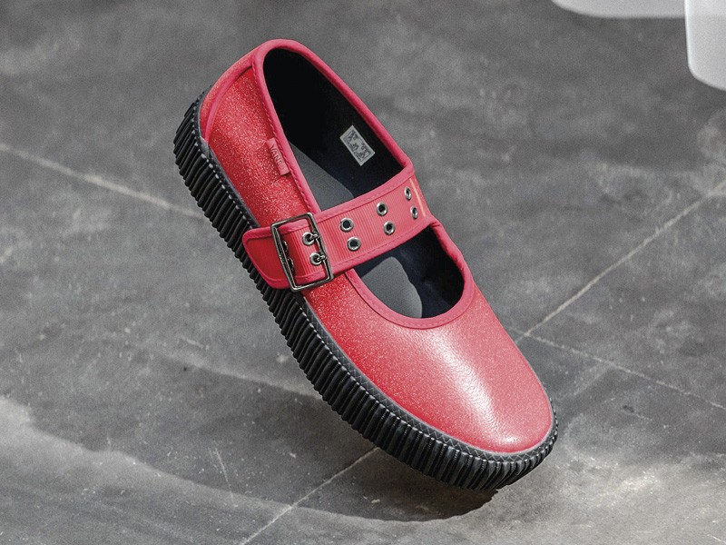 Low shoes with XL hardware on buckles and straps