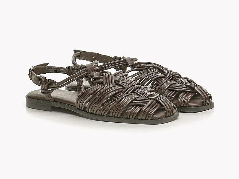 Sandalias cangrejeras renuevan tramas, color y tiras