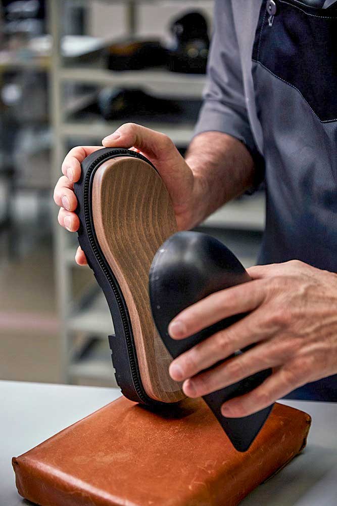 UNIQUE. DIOR clogs with a hybrid sole: wood and TR rubber
