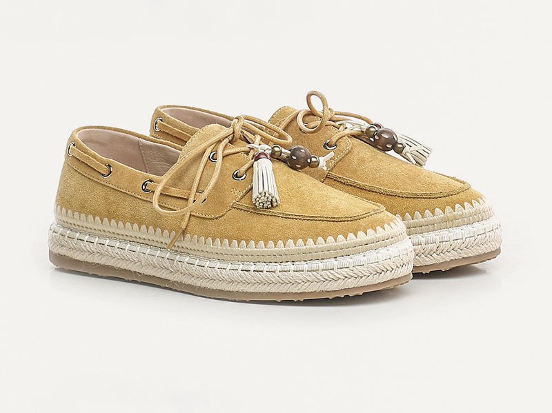 Mocasines folk combinan flecos, lazos y una paleta tierra