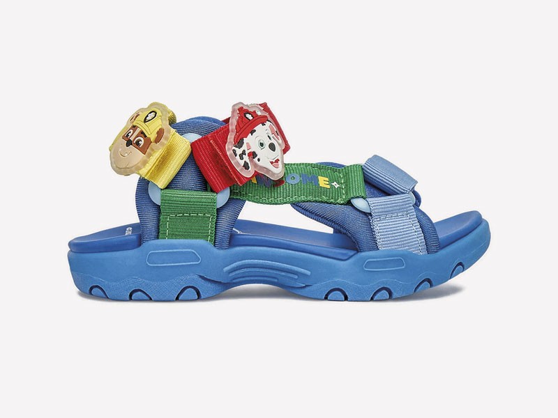 Kids’ sandals segment the assortment through closures and color