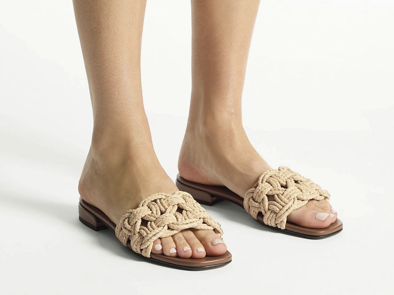 CHANCLAS FAJAS CALZADO MUJER ARTESANAL SANDALIA TENDENCIA PRIMAVERA VERNAO 2026 2027 SERMA167CHARAFLATRSW_121684_MODEL_vg712.jpg Artisanal slides with open weaves and lightweight flat soles