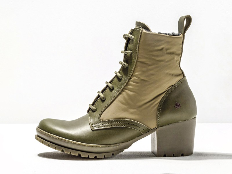 Botinetas altas acordonadas