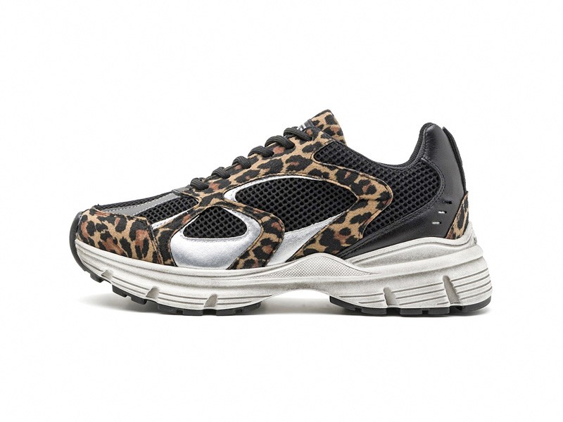 Sneakers con animal print en capelladas y detalles gráficos