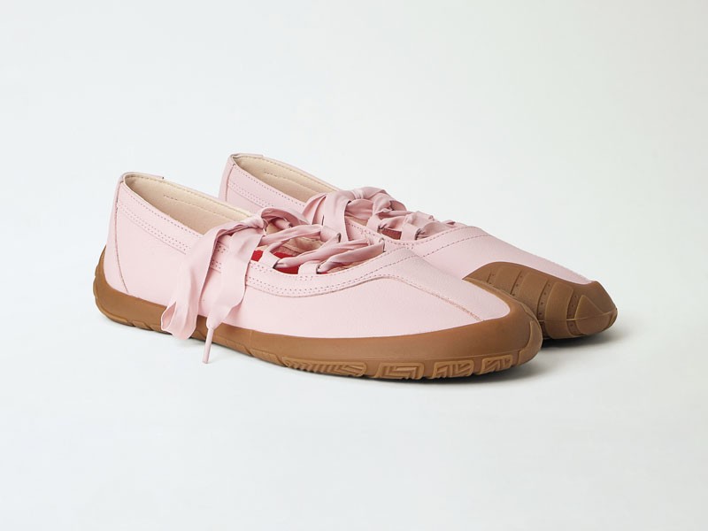 ROSA CALZADO MUJER ARTESANAL SANDALIA TENDENCIA PRIMAVERA VERNAO 2026 2027 SERMA167cmp0264006_pin_01.jpg Calzado rosa suaviza siluetas urbanas con acentos brillantes