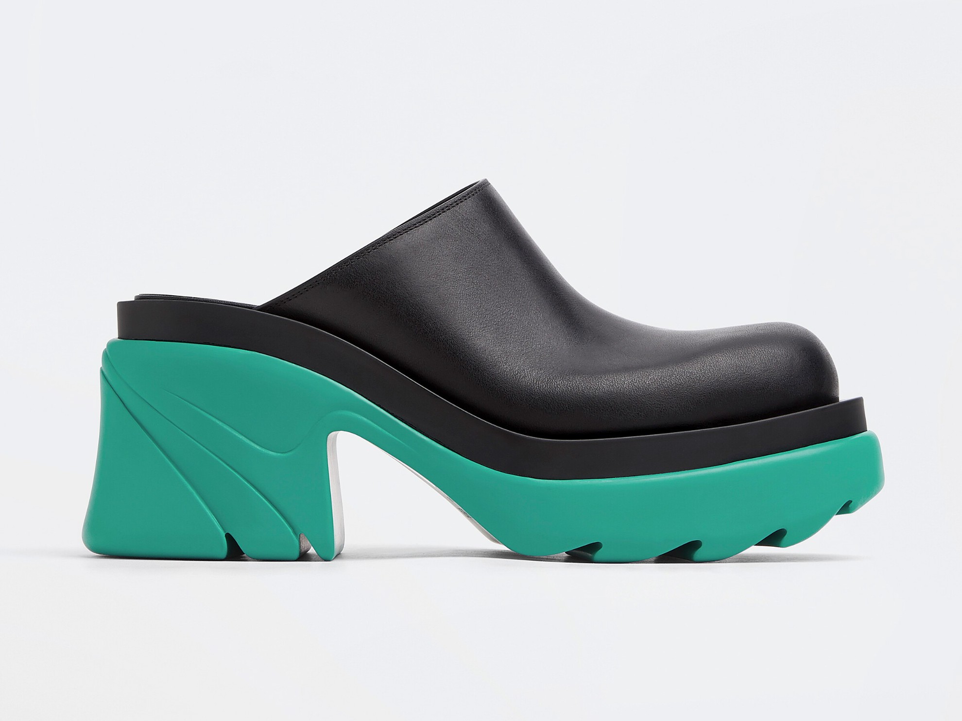 Bottega Veneta clogs: minimalism and colors for an elegant design