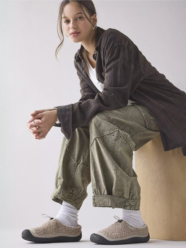 Bajos con forros visibles y volúmenes blandos