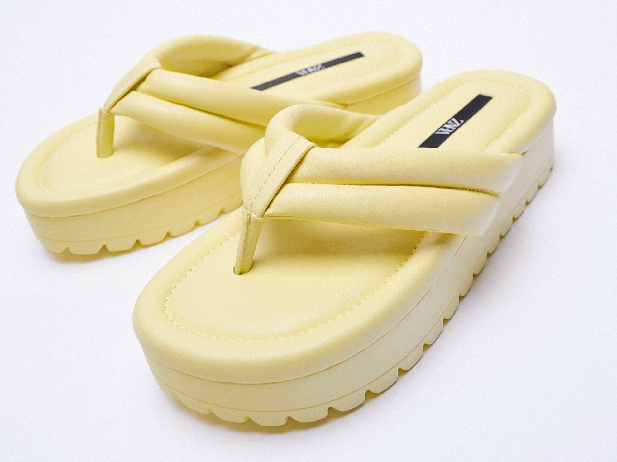 El furor de las ojotas y chanclas con tiras tubulares e infladas