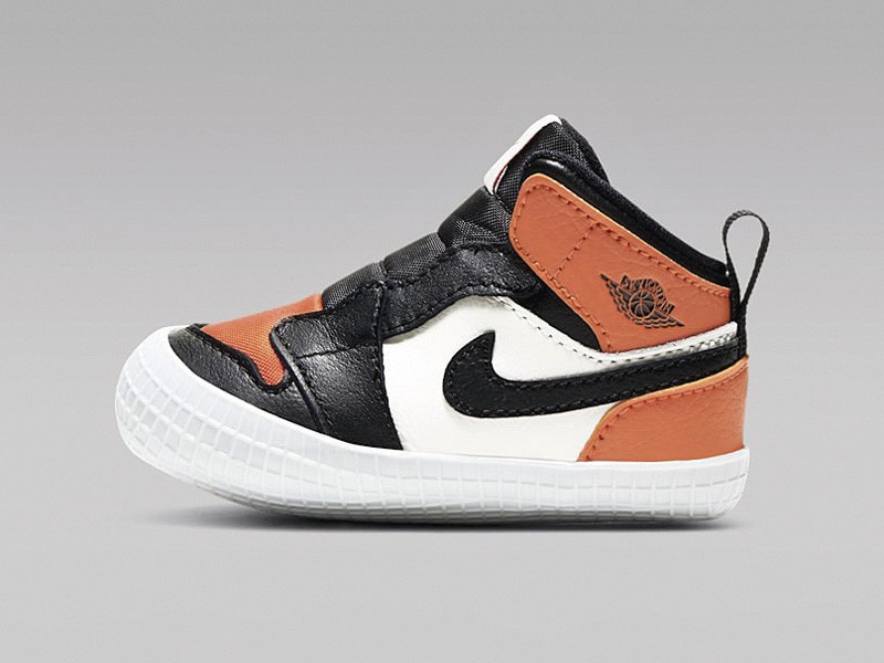 BOTAS BOTINETAS NIÑO NIÑA INFANTES TENDENCIAS OTOÑO INVIENRO 2026 SERMA 156 JORDAN-1-CRIB-BOOTIE.jpg Calzado infantil tipo sneakers botinetas con caña media y alta