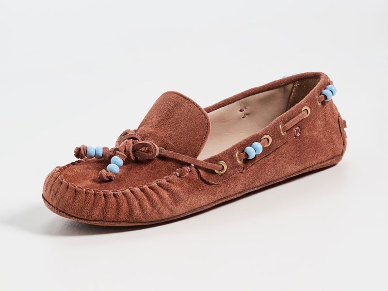 MOCASINES FRUNCIDO TENDENCIA PRIMAVERA VERANO 2026 2026 SERMA 157FOTO-8.jpg ¿Cuál es el origen de la costura fruncida en los mocasines?