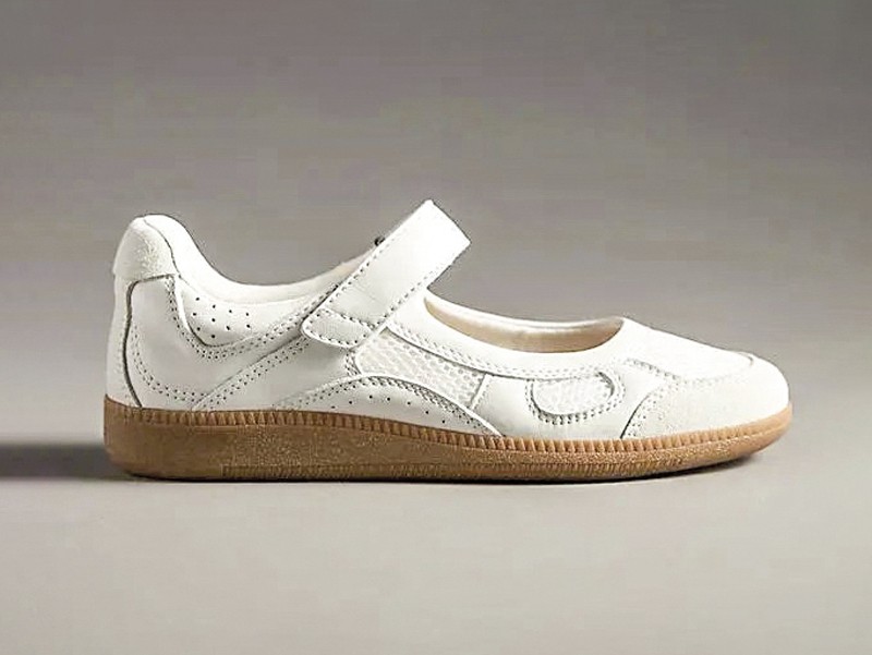 BALLERINAS BALERINAS MARY JANE GUILLERMINAS MUJER TENDENCIA CALZADO MARROQUINERIA BOLSOS CARTERAS PRIMAVERA VERANO 2026 SERMA 158 3b84ca1d2ae8603bd1a73646f38fe6c5.jpg Ballerinas Mary Jane redefinen el escote sobre el empeine