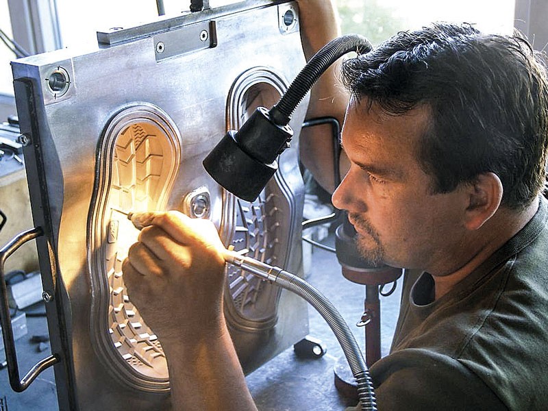 La adecuada elaboración de las matrices resulta fundamental para la calidad final de los productos. Inyección de suelas: problemas y soluciones