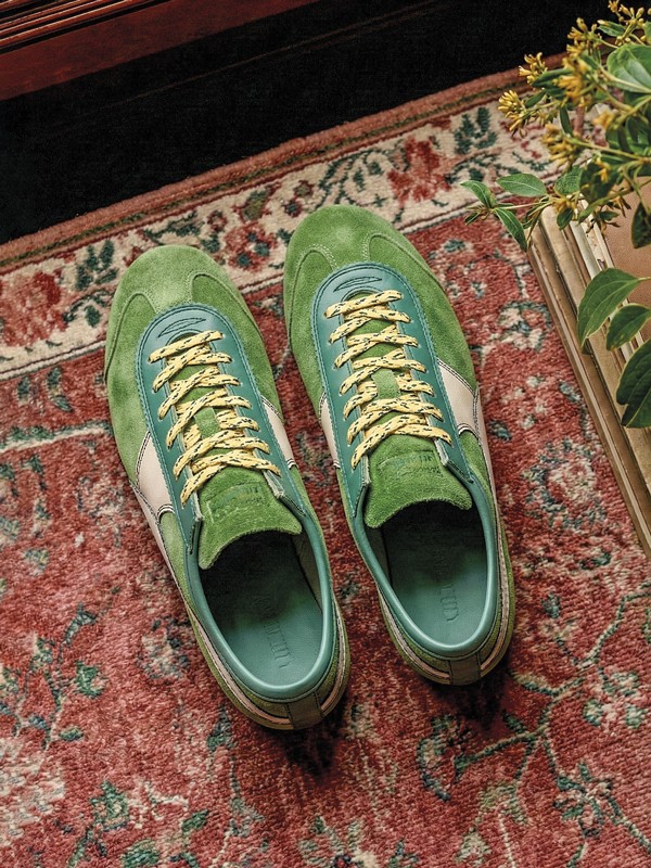 Sneakers urbanas en verde oliva con gamuza y suelas gum