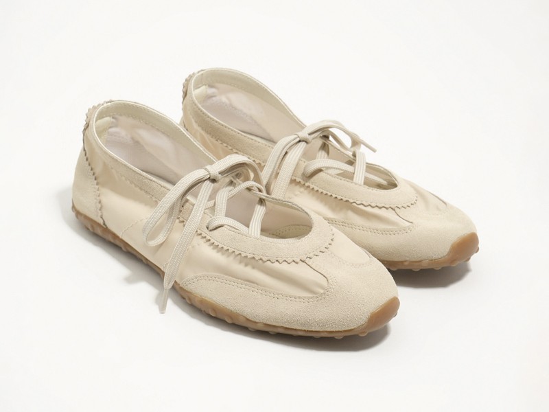 SNEAKERINAS BALERINAS BALLERINAS SNEAKERS ZAPATILLAS SLIM MUJER TENDENCIA CALZADO MARROQUINERIA BOLSOS CARTERAS PRIMAVERA VERANO 2026 SERMA 158261BZ1310_10070_D_4.jpg Los sistemas de ajuste diversifican las sneakerinas femeninas