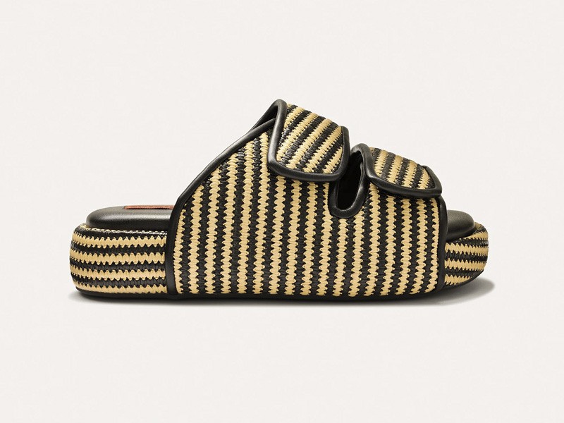 PLATAFORMAS MUJER CALZADO TENDENCIA PRIMAVERA VERNAO 2026 2027 SERMA167CROSLIDEINBLACK-NATURALMICROSTRIPE-0306-Grey_2400x.jpg Plataformas femeninas elevan tramas, bases y volumen