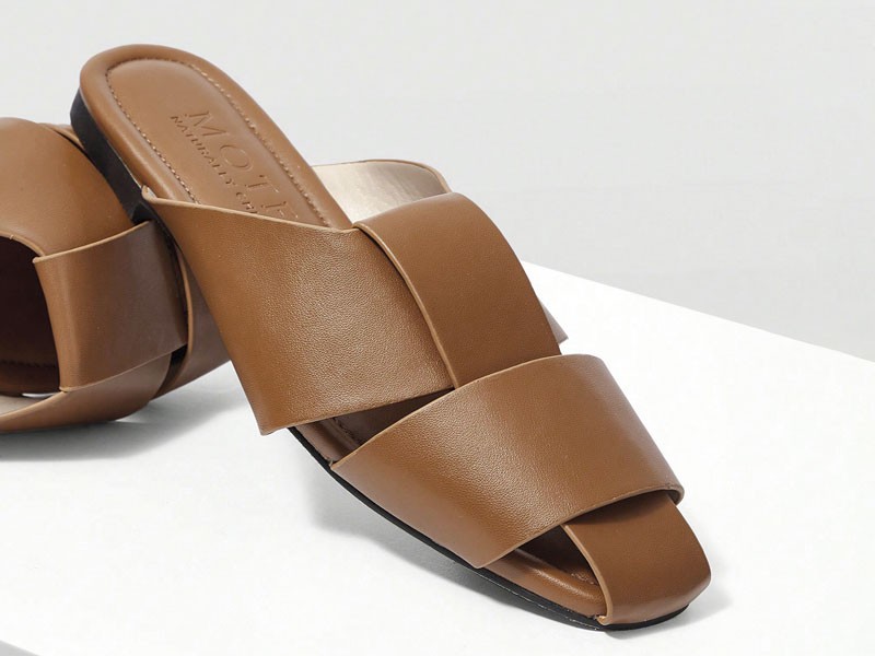 Pointed-toe mules