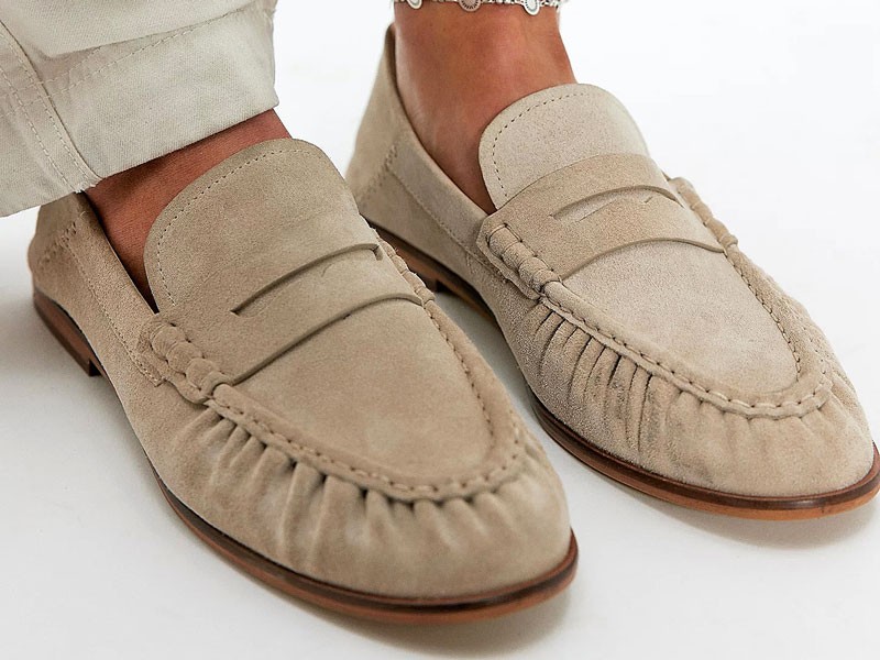 What is the origin of the gathered seam in moccasins?