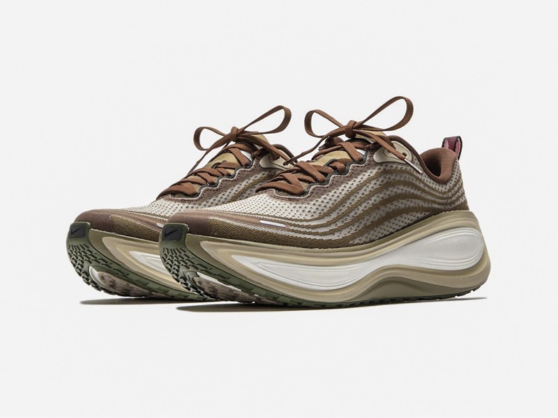 NKIO4482-001NikeVomeroPlusQSOffN-(1).jpg Urban chunky sneakers with high-volume soles and sport aesthetics