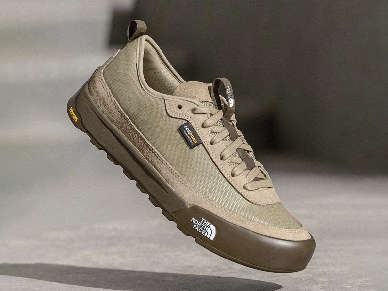 Sneakers urbanas en verde oliva con gamuza y suelas gum