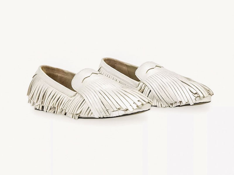 MOCASINES ACORDONADOS CALZADO MUJER ARTESANAL SANDALIA TENDENCIA PRIMAVERA VERNAO 2026 2027 SERMA167R04527789_SILVERSHINE_ALT02.jpg Folk moccasins combine fringes, ties and an earthy palette