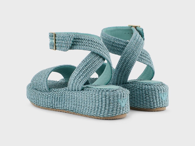 FOTO-4.-ARMANI.jpg Summer 23/24 trend: ARMANI presents its exclusive woven raffia models